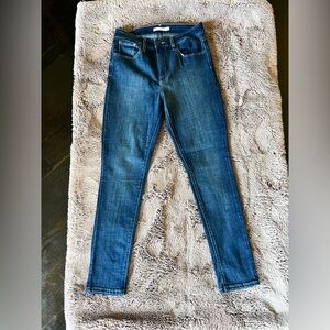 Levis 721 Highrise Skinny Jeans NWOT. Size 27. Retails for $67.